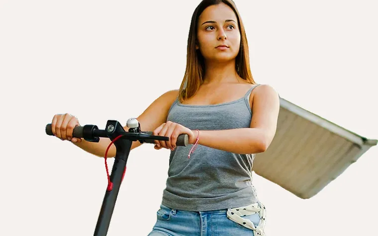 Usuária com patinete elétrico