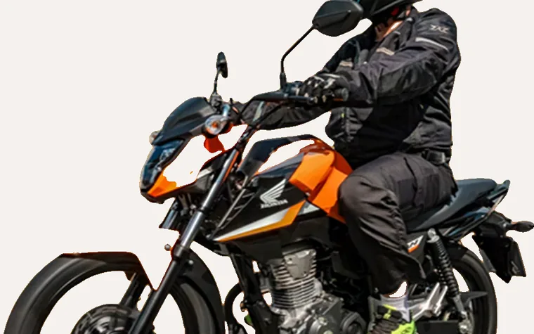 Motociclista em moto equipada com peças Rakum